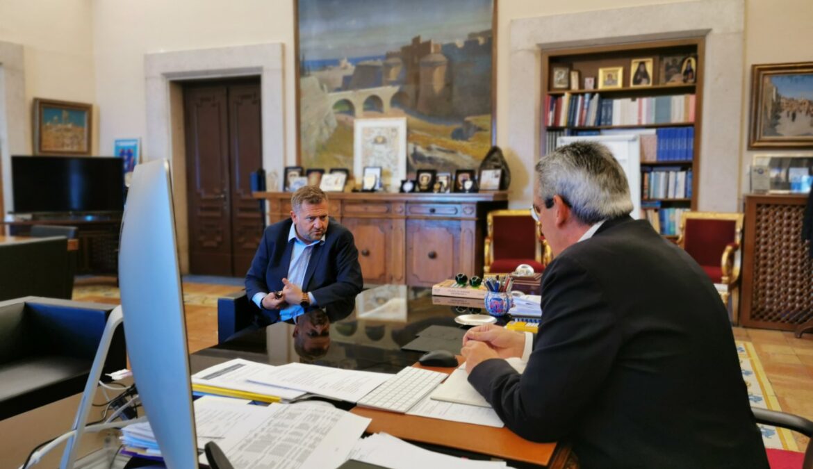 Συνάντηση εργασίας του Περιφερειάρχη, Γιώργου Χατζημάρκου, με τον Πρόεδρο της ΔΕΥΑ Θήρας, Μανώλη Ορφανό