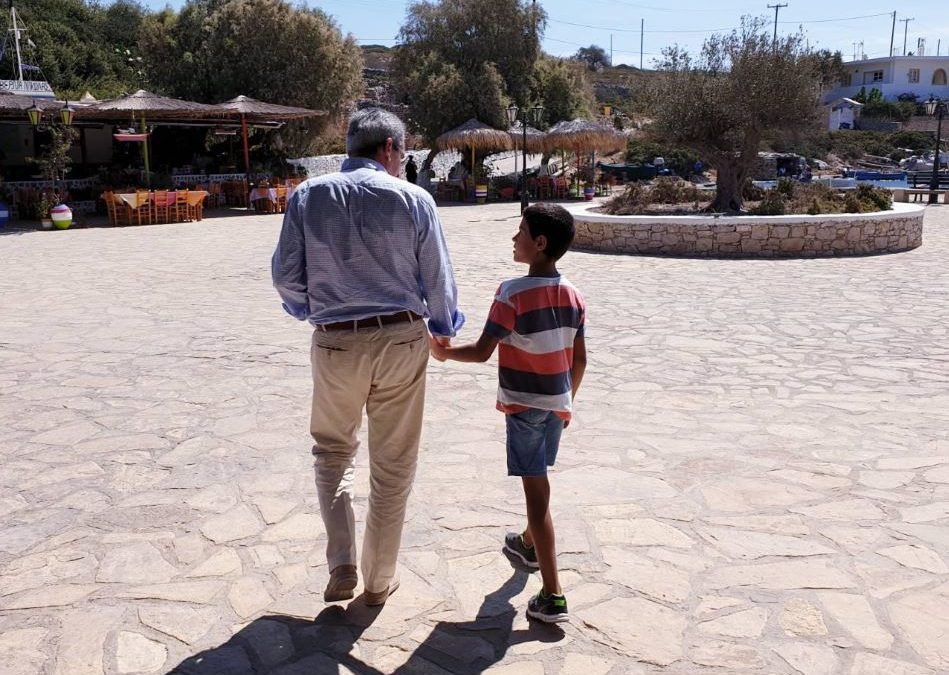 Δίπλα στον μοναδικό μαθητή του σχολείου των Αρκιών, ο Περιφερειάρχης Γιώργος Χατζημάρκος