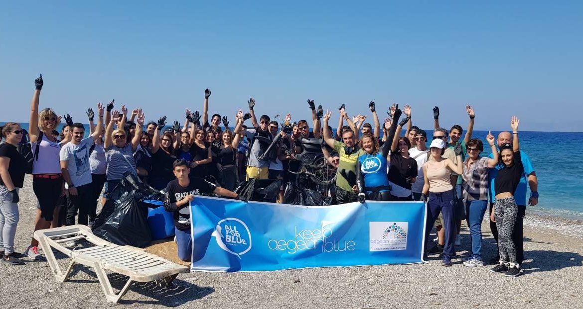 “Keep Aegean Blue”: Περισσότερα από 160 κιλά σκουπιδιών έβγαλαν οι μαθητές του ΓΕΛ Ιαλυσού από την παραλία