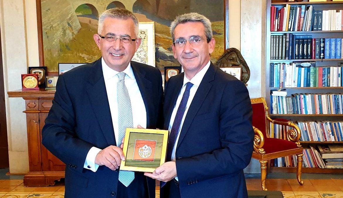 Εθιμοτυπική συνάντηση του Περιφερειάρχη με τον νέο Γενικό Πρόξενο της Τουρκίας στη Ρόδο