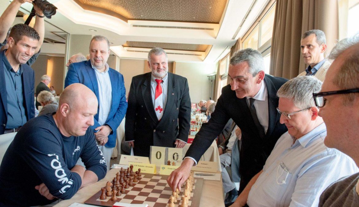 Ο Περιφερειάρχης άνοιξε την πρώτη σκακιέρα, στην έναρξη του παγκόσμιου  Πρωταθλήματος Σκάκι Ενηλίκων