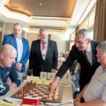 Ο Περιφερειάρχης άνοιξε την πρώτη σκακιέρα, στην έναρξη του παγκόσμιου  Πρωταθλήματος Σκάκι Ενηλίκων