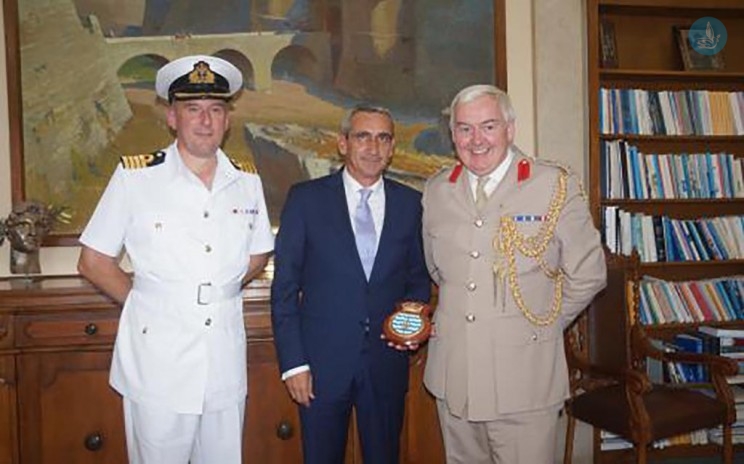 Εθιμοτυπική επίσκεψη, του κυβερνήτη του Πολεμικού Πλοίου της Μεγάλης Βρετανίας HMS «BULWARK L15» και του Αμυντικού Ακόλουθου της Μεγάλης Βρετανίας στην Ελλάδα, σήμερα στον Περιφερειάρχη Νοτίου Αιγαίου κ. Γιώργο Χατζημάρκο.