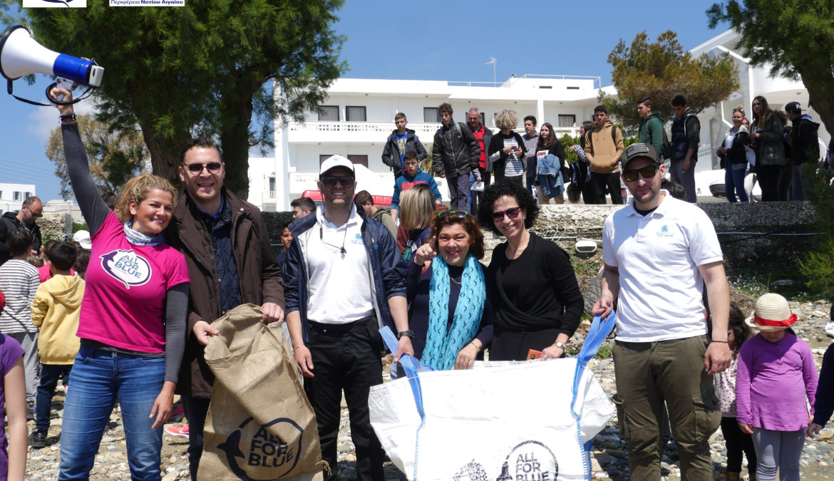 “Keep Aegean Blue”: 412 κιλά σκουπίδια έβγαλαν από την παραλία, του  Αγίου Φωκά στην Τήνο μαθητές και δύτες