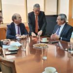 Άμεση αναθεώρηση του Ειδικού Χωροταξικού Πλαισίου των ΑΠΕ ζήτησε ο Περιφερειάρχης Γ. Χατζημάρκος και ο Δήμαρχος Τήνου, Γ. Σιώτος, από τον Υπουργό Περιβάλλοντος Κωστή Χατζηδάκη
