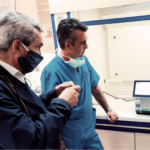 Το πρώτο μηχάνημα μοριακής ανάλυσης εξετάσεων (PCR) για κορωνοϊό παραδόθηκε από την Περιφέρεια Νοτίου Αιγαίου στο Γενικό Νοσοκομείο Ρόδου