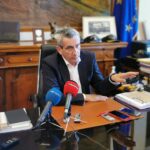 Γιώργος Χατζημάρκος προς Νεκτάριο Σαντορινιό: “Δασικοί χάρτες, συντελεστές ΦΠΑ και hot spot, η κληρονομιά σου στα νησιά μας”