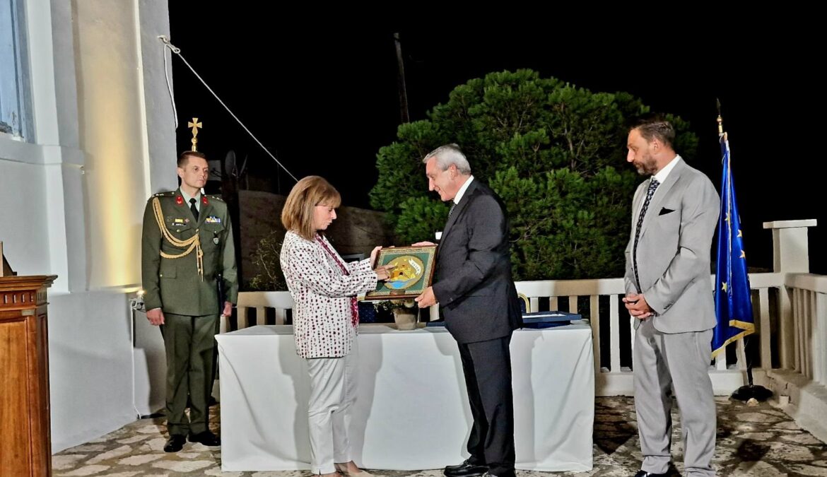 Ο Περιφερειάρχης στην Χάλκη για την ανακήρυξη της Προέδρου της Δημοκρατίας, Κατερίνας Σακελλαροπούλου, σε Επίτιμη Δημότη του νησιού