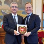 Συνάντηση του Περιφερειάρχη Γιώργου Χατζημάρκου με τον Luca Rovati,  Πρέσβη στην Αθήνα του Κυρίαρχου Στρατιωτικού Τάγματος του Ξενώνα του Αγίου Ιωάννη της Ιερουσαλήμ, της Ρόδου και της Μάλτας